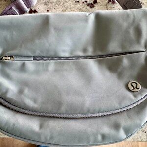 Lululemon athletica Gray Crossbody Bag Purse Shoulder Bag Messenger, Medium-size